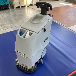man behind ultra compact scrubber & dryer SCRUBBER_DRYER _TRION_X_2040